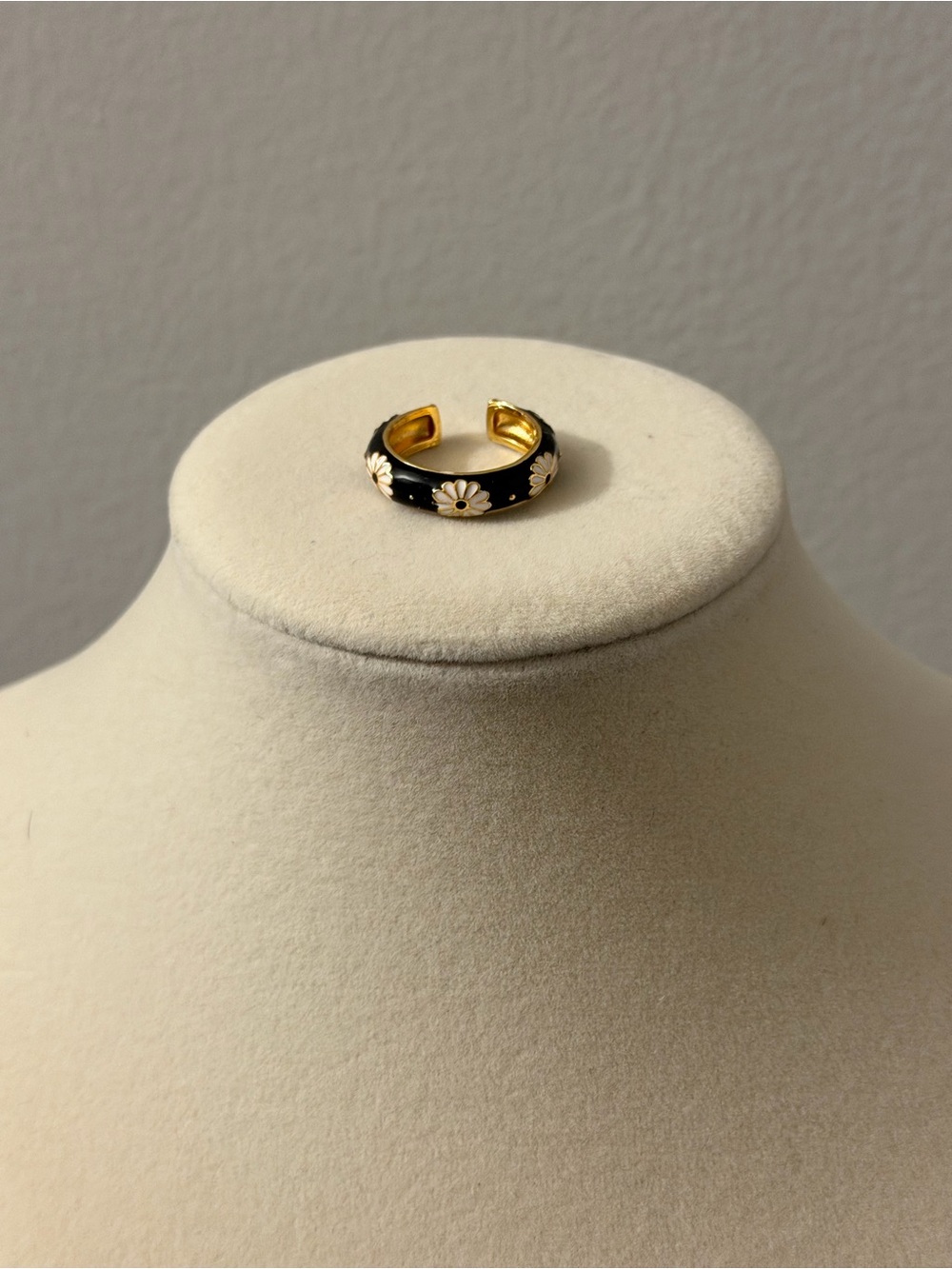 Nox jewel black daisy ring